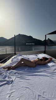 Jennifer Lopez feet photo 9