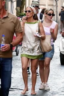 Jennifer Lopez feet photo 18
