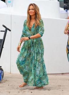 Jennifer Lopez feet photo thumbnail