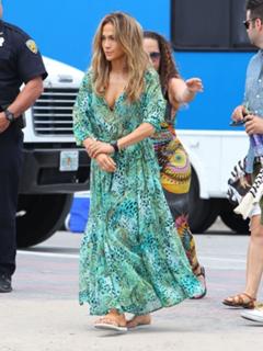 Jennifer Lopez feet photo thumbnail