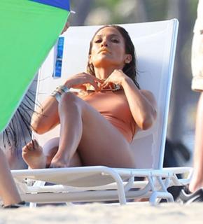 Jennifer Lopez feet photo thumbnail