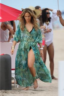 Jennifer Lopez feet photo thumbnail