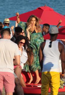 Jennifer Lopez feet photo thumbnail