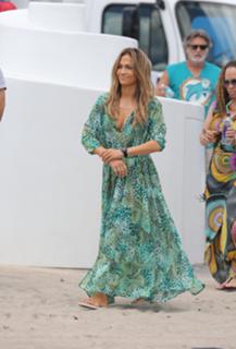 Jennifer Lopez feet photo thumbnail