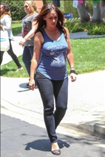 Jennifer Love Hewitt feet photo thumbnail