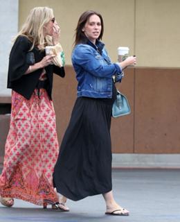 Jennifer Love Hewitt feet photo thumbnail