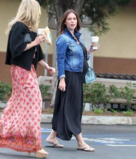 Jennifer Love Hewitt feet photo thumbnail