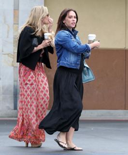 Jennifer Love Hewitt feet photo thumbnail