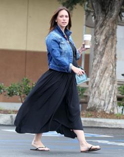 Jennifer Love Hewitt feet photo thumbnail