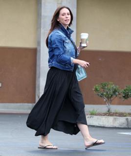 Jennifer Love Hewitt feet photo thumbnail