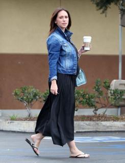 Jennifer Love Hewitt feet photo thumbnail