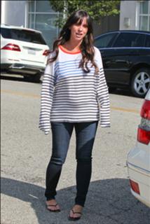 Jennifer Love Hewitt feet photo thumbnail