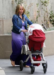 Jennifer Love Hewitt feet photo thumbnail