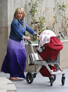 Jennifer Love Hewitt feet photo thumbnail