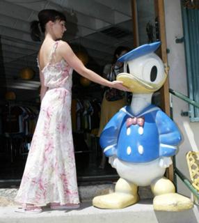 Jennifer Love Hewitt feet photo thumbnail