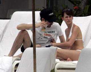 Jennifer Love Hewitt feet photo thumbnail