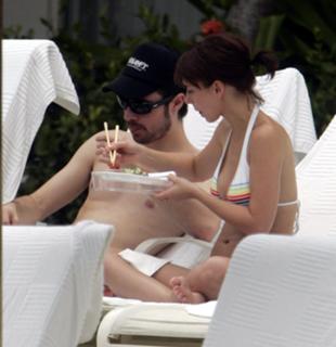 Jennifer Love Hewitt feet photo thumbnail