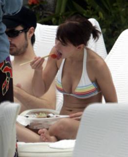 Jennifer Love Hewitt feet photo thumbnail