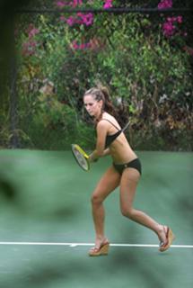 Jennifer Love Hewitt feet photo thumbnail
