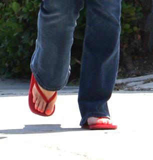 Jennifer Love Hewitt feet photo thumbnail