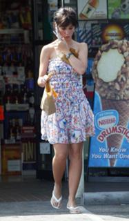 Jennifer Love Hewitt feet photo thumbnail
