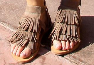 Jennifer Love Hewitt feet photo thumbnail