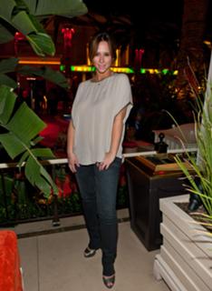 Jennifer Love Hewitt feet photo thumbnail