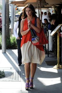 Jennifer Love Hewitt feet photo thumbnail