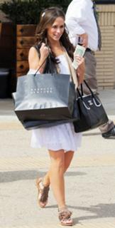 Jennifer Love Hewitt feet photo thumbnail