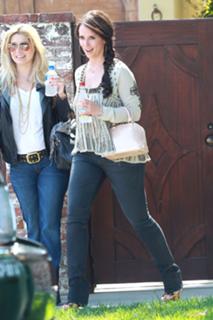 Jennifer Love Hewitt feet photo thumbnail