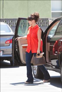 Jennifer Love Hewitt feet photo thumbnail