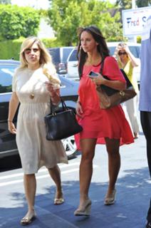 Jennifer Love Hewitt feet photo thumbnail