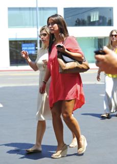 Jennifer Love Hewitt feet photo thumbnail