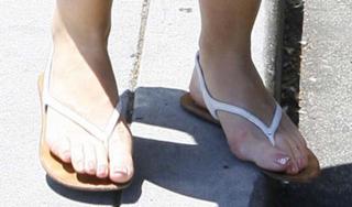 Jennifer Love Hewitt feet photo thumbnail