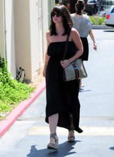 Jennifer Love Hewitt feet photo thumbnail