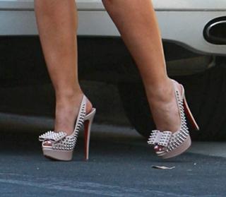 Jennifer Love Hewitt feet photo thumbnail