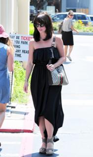 Jennifer Love Hewitt feet photo thumbnail