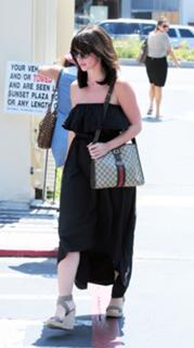 Jennifer Love Hewitt feet photo thumbnail