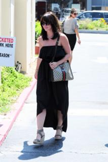 Jennifer Love Hewitt feet photo thumbnail