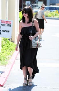 Jennifer Love Hewitt feet photo thumbnail