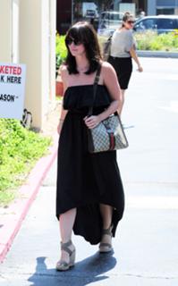 Jennifer Love Hewitt feet photo thumbnail