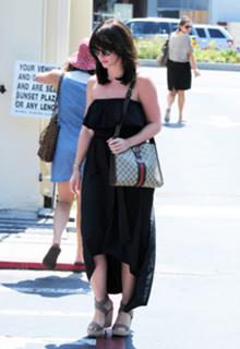 Jennifer Love Hewitt feet photo thumbnail