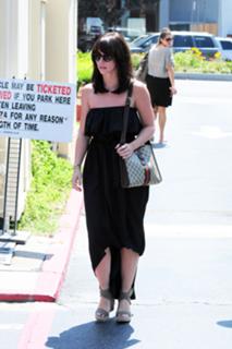 Jennifer Love Hewitt feet photo thumbnail