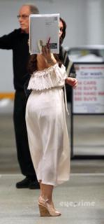 Jennifer Love Hewitt feet photo thumbnail