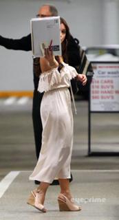 Jennifer Love Hewitt feet photo thumbnail