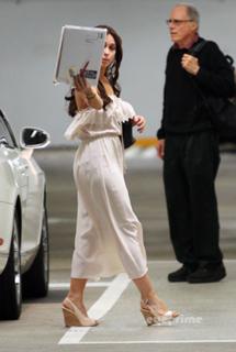 Jennifer Love Hewitt feet photo thumbnail