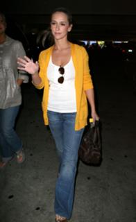 Jennifer Love Hewitt feet photo thumbnail