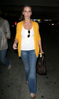 Jennifer Love Hewitt feet photo thumbnail