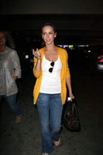 Jennifer Love Hewitt feet photo thumbnail