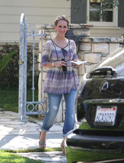 Jennifer Love Hewitt feet photo thumbnail